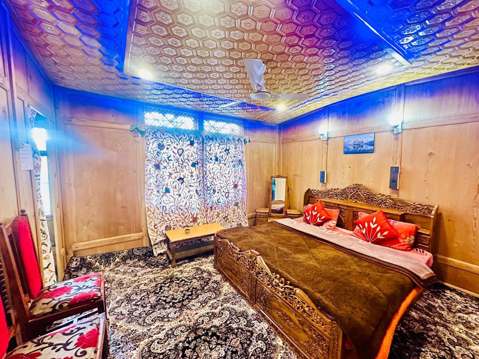 Houseboat New World Hotel Srinagar  Exterior photo