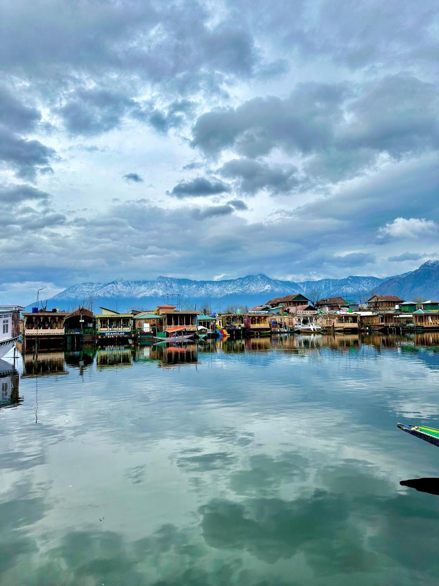 Houseboat New World Hotel Srinagar  Exterior photo