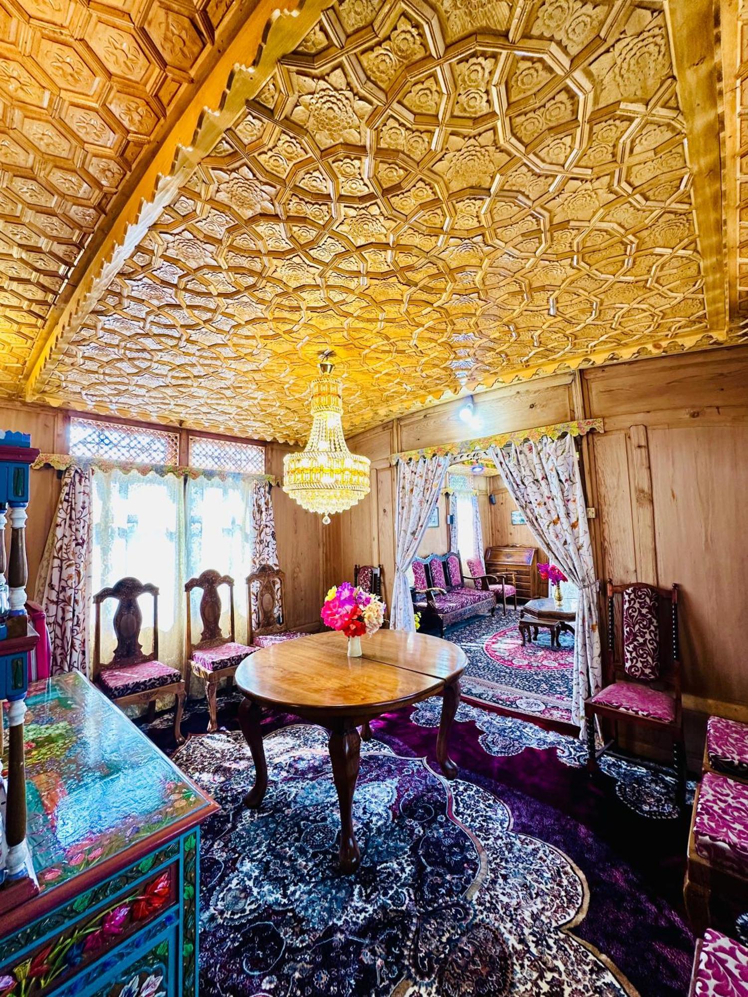Houseboat New World Hotel Srinagar  Exterior photo