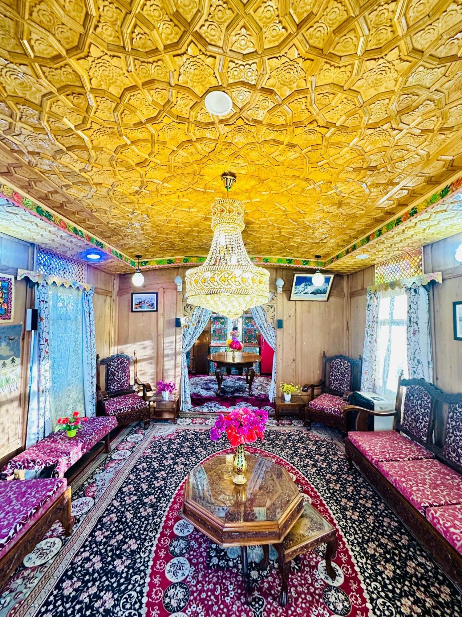 Houseboat New World Hotel Srinagar  Exterior photo