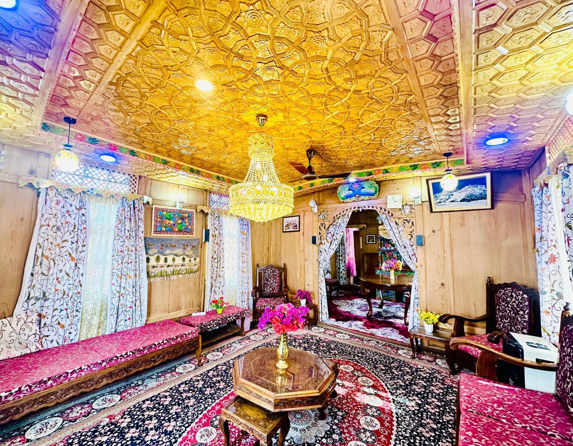 Houseboat New World Hotel Srinagar  Exterior photo