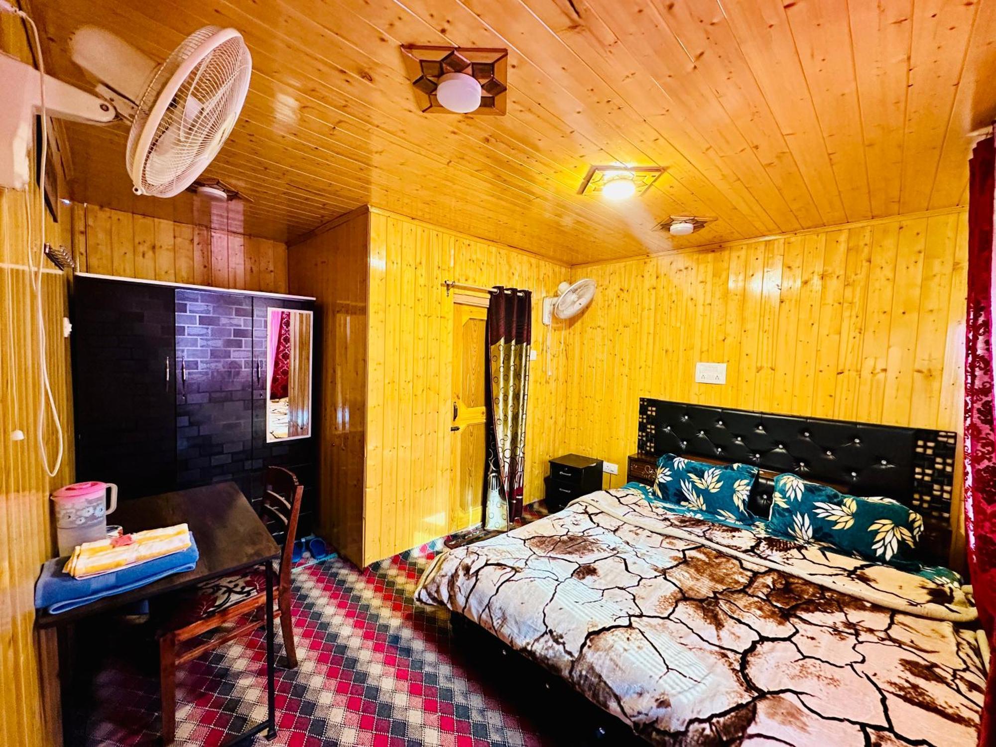 Houseboat New World Hotel Srinagar  Exterior photo